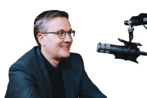 Sebastian Bluhm Szenenaufnahme Podcaststudio mit Mikrofon freigestellt