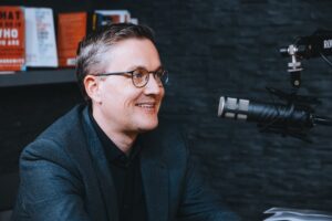 Sebastian Bluhm Szenenaufnahme Podcaststudio mit Mikrofon
