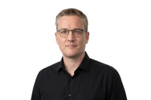 Sebastian Bluhm Portraitbild mit schwarzem Hemd freigestellt