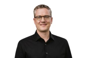 Sebastian Bluhm Portraitbild mit schwarzem Hemd freigestellt